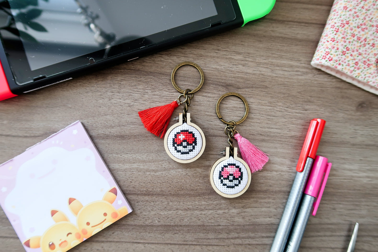 Porte-clé en point de croix ~ Pokeball de Pokemon