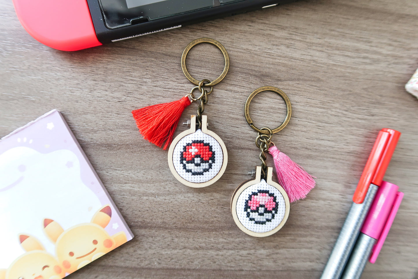 Porte-clé en point de croix ~ Pokeball de Pokemon