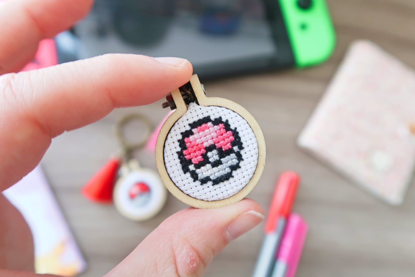 Porte-clé en point de croix ~ Pokeball de Pokemon